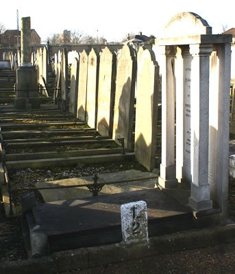 burialplotofsarahrowl2.jpg