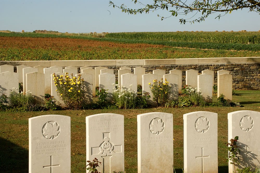 atthebacklefthandcornerofthecemeterytherearegravesofgermansoldierswhodiedinww1.jpg
